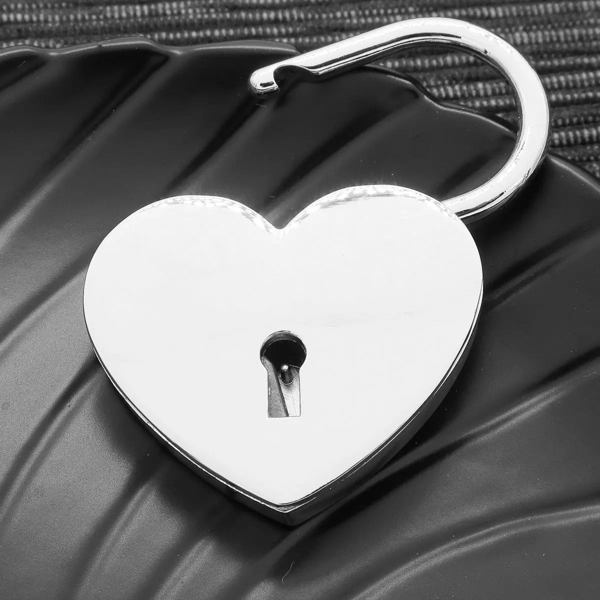 Liebesschloss graviert mit Namen und Spruch "Heart" mit kostenloser Gravur in Silber oder Gold - Moncadeau.de