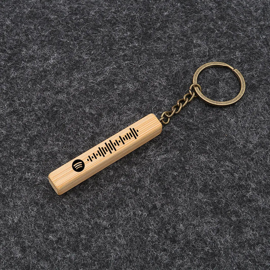 Spotify Schlüsselanhänger graviert mit Spotify Code und Namen. Wooden Bar aus Echtholz