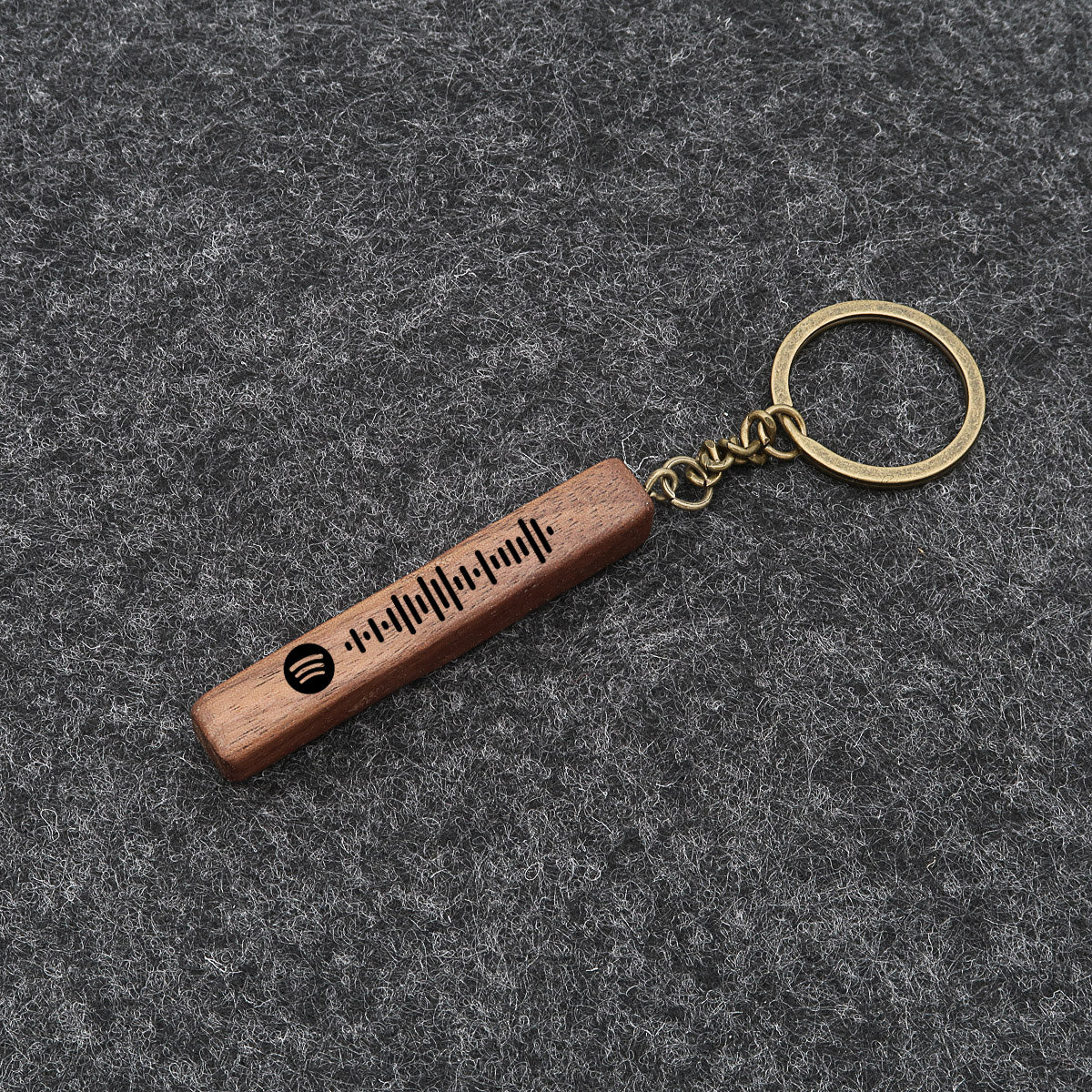 Spotify Schlüsselanhänger graviert mit Spotify Code und Namen. Wooden Bar aus Echtholz