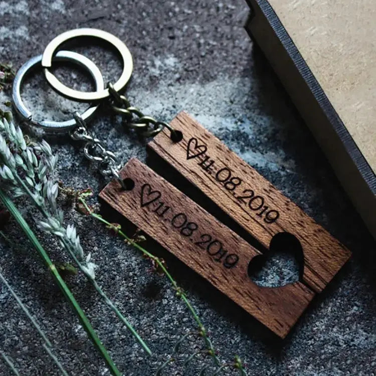 Partnerschlüsselanhänger Set Personalisiert "Heart to Heart" aus Holz - mit Gravur