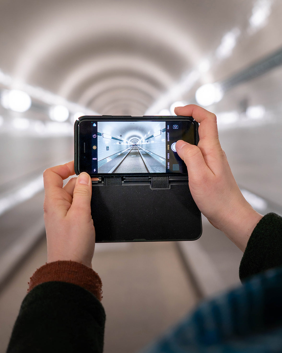Klak iPhone Hülle. Selbstschliessend. Mit kostenloser Gravur