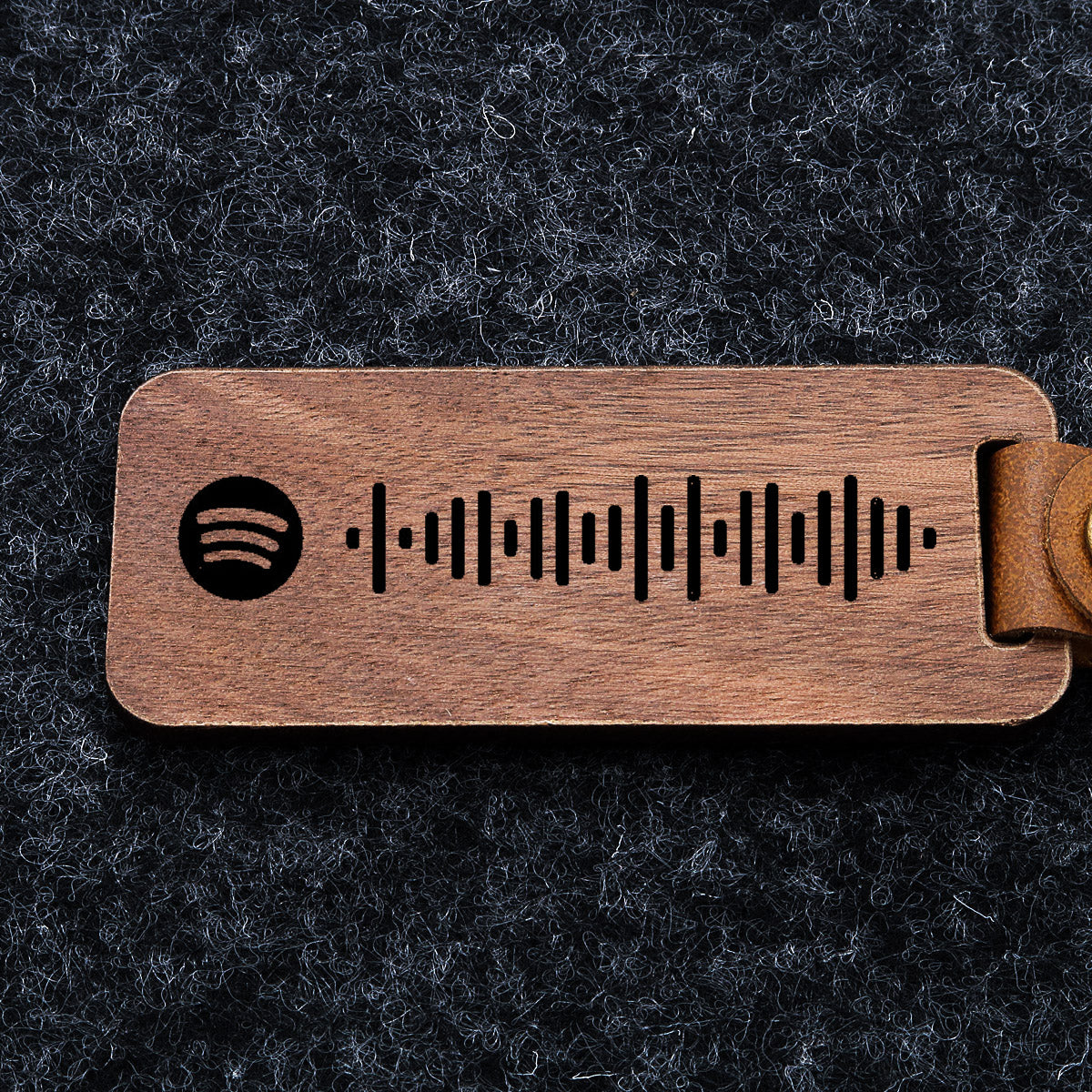 Spotify Schlüsselanhänger personalisiert aus Holz. Graviert mit Spotify Code und Spruch