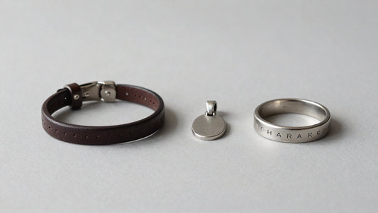 Leder oder Edelstahl? Gravierte Herrenarmbänder und Anhänger im Vergleich