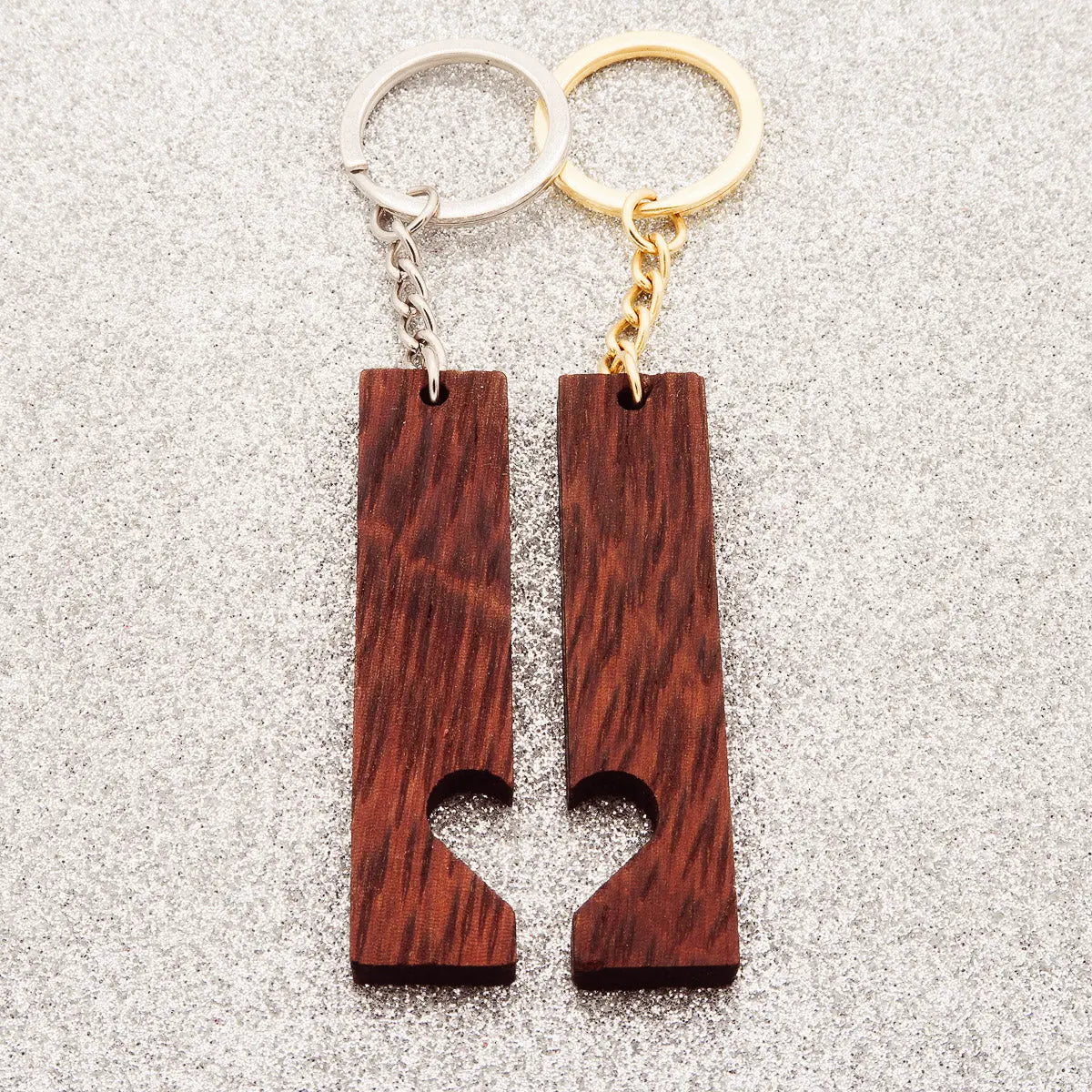 Partnerschlüsselanhänger Set Personalisiert "Heart to Heart" aus Holz - mit Gravur - Walnuss