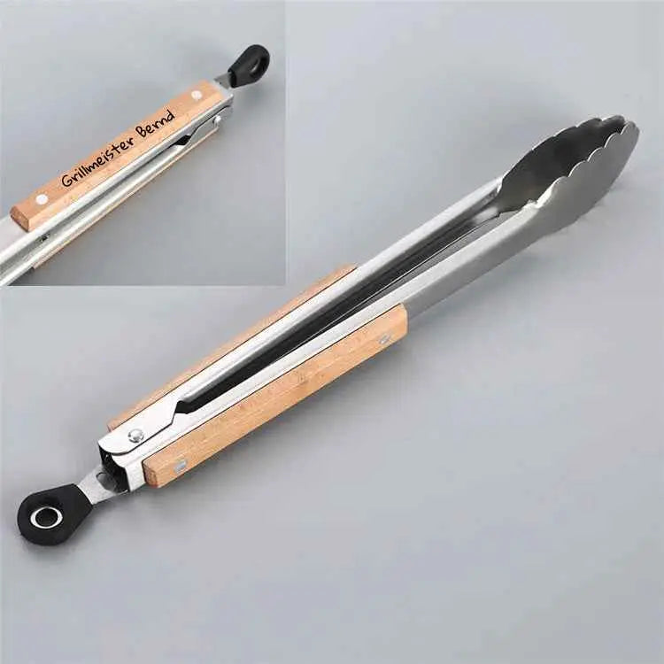 Grillzange personalisiert mit Gravur. Edelstahl, Holzgriff individuell – für Männer am Grill - S: Länge 23cm