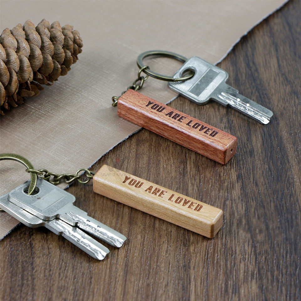 Schlüsselanhänger The Wooden Bar aus Echtholz mit Gravur –