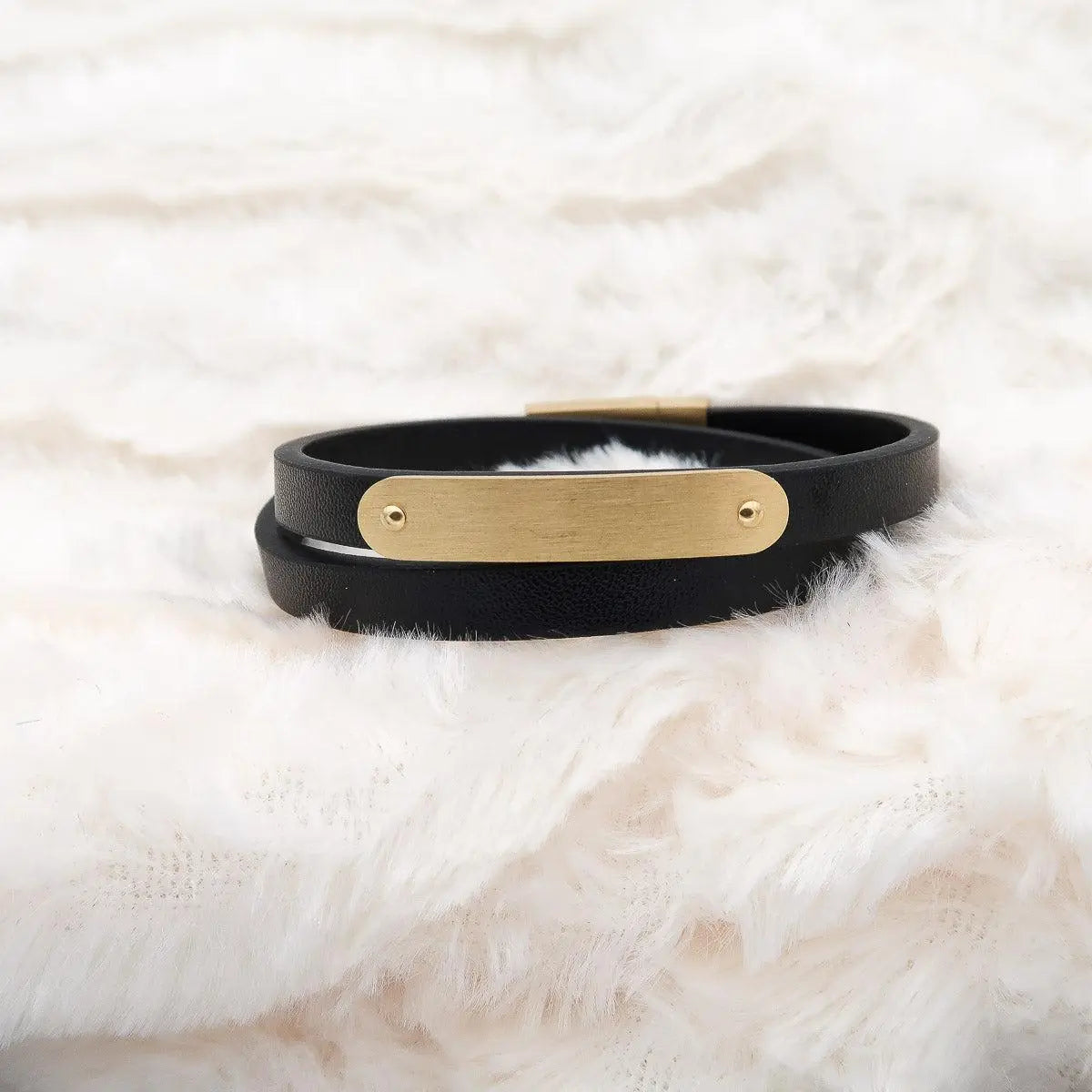 Lederarmband aus PU, personalisiert mit Gravur „Surfer“ – kostenlose Gravur von Name oder Spruch - Schwarz / Gold